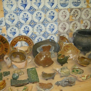 Funde aus den versunkenen Dörfern im Watt im Rungholt-Museum Bahnsen auf Pellworm.