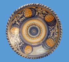 Teller mit Granatapfel-Motiv, Vergleichsfunde aus den Niederlanden stammen aus der Zeit um 1600. (Teller z.T. ergänzt)